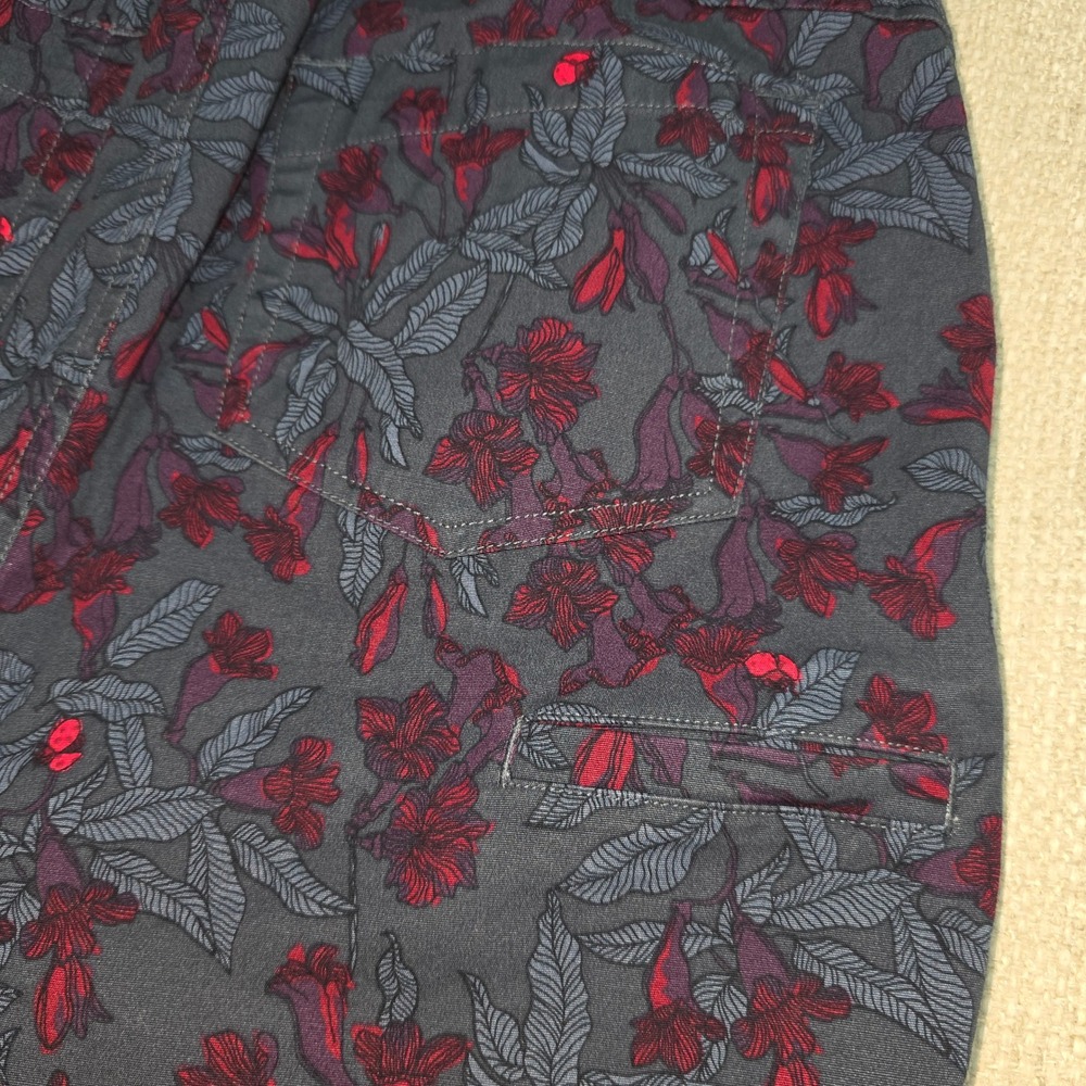 Duluth Trading Co Skirt Size 6 Floral Print Built in Under Shorts Blue Red - Picture 6 of 9